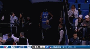 雷速体育比分直播-这球够硬！恩比德顶翻小卡特扣篮2+1 后者回更衣室