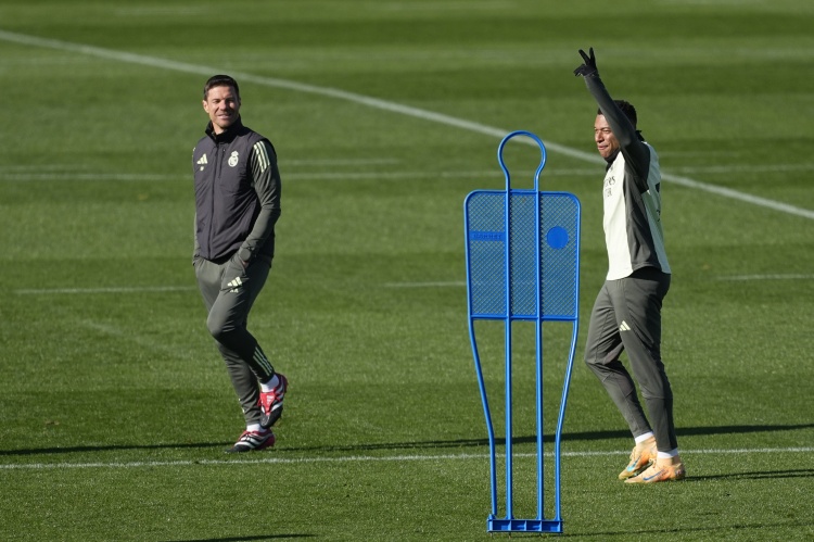 雷速官网-队报：阿隆索无法接受失利，游说姆巴佩带伤出战，建议打封闭被拒