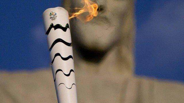 雷速官网-新冠影响日子不好过 巴西人卖里约奥运火炬渡难关