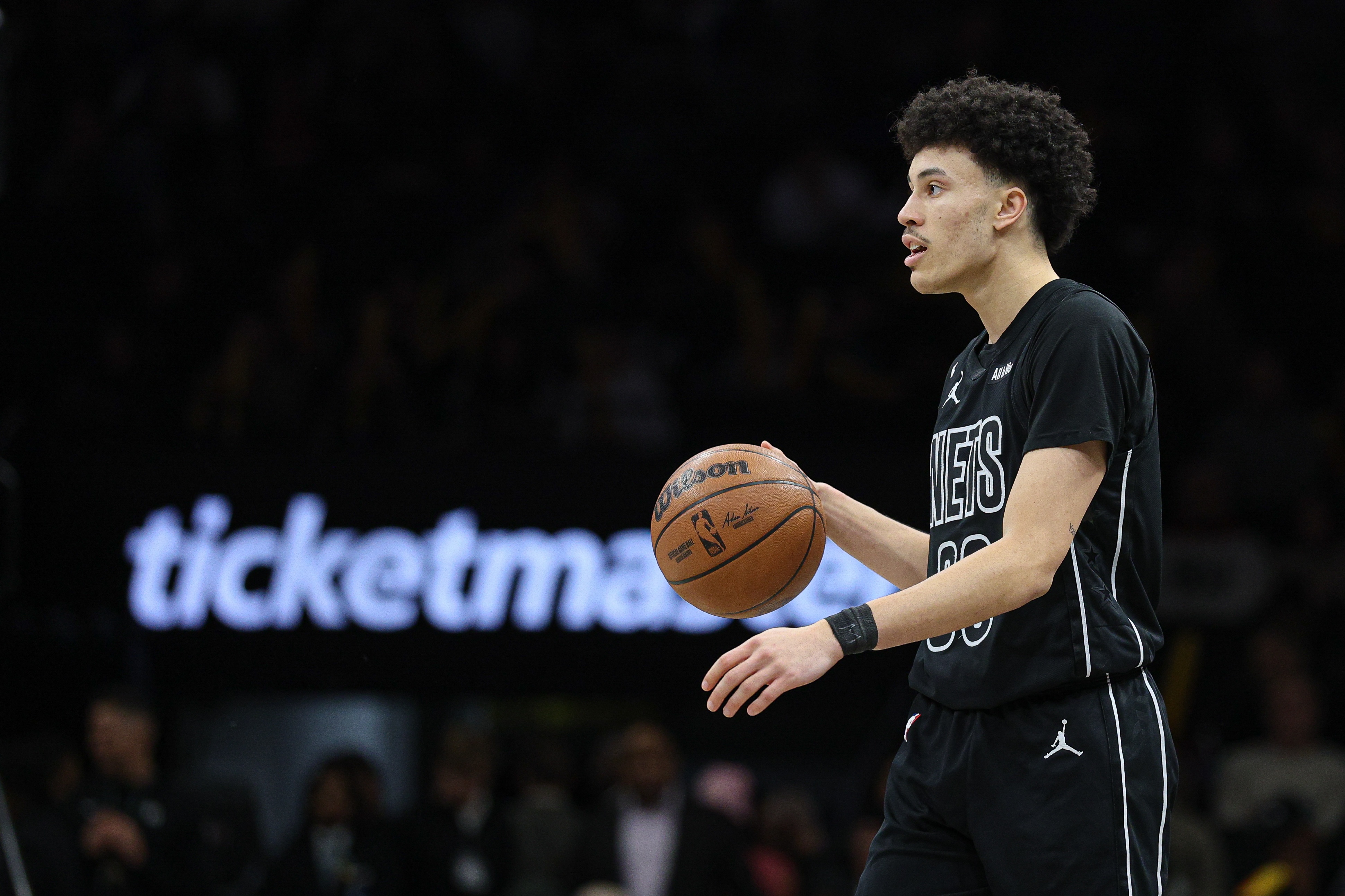 雷速直播官网-白热化！特拉奥雷外线开炮三分穿针 帮助篮网扳平比分